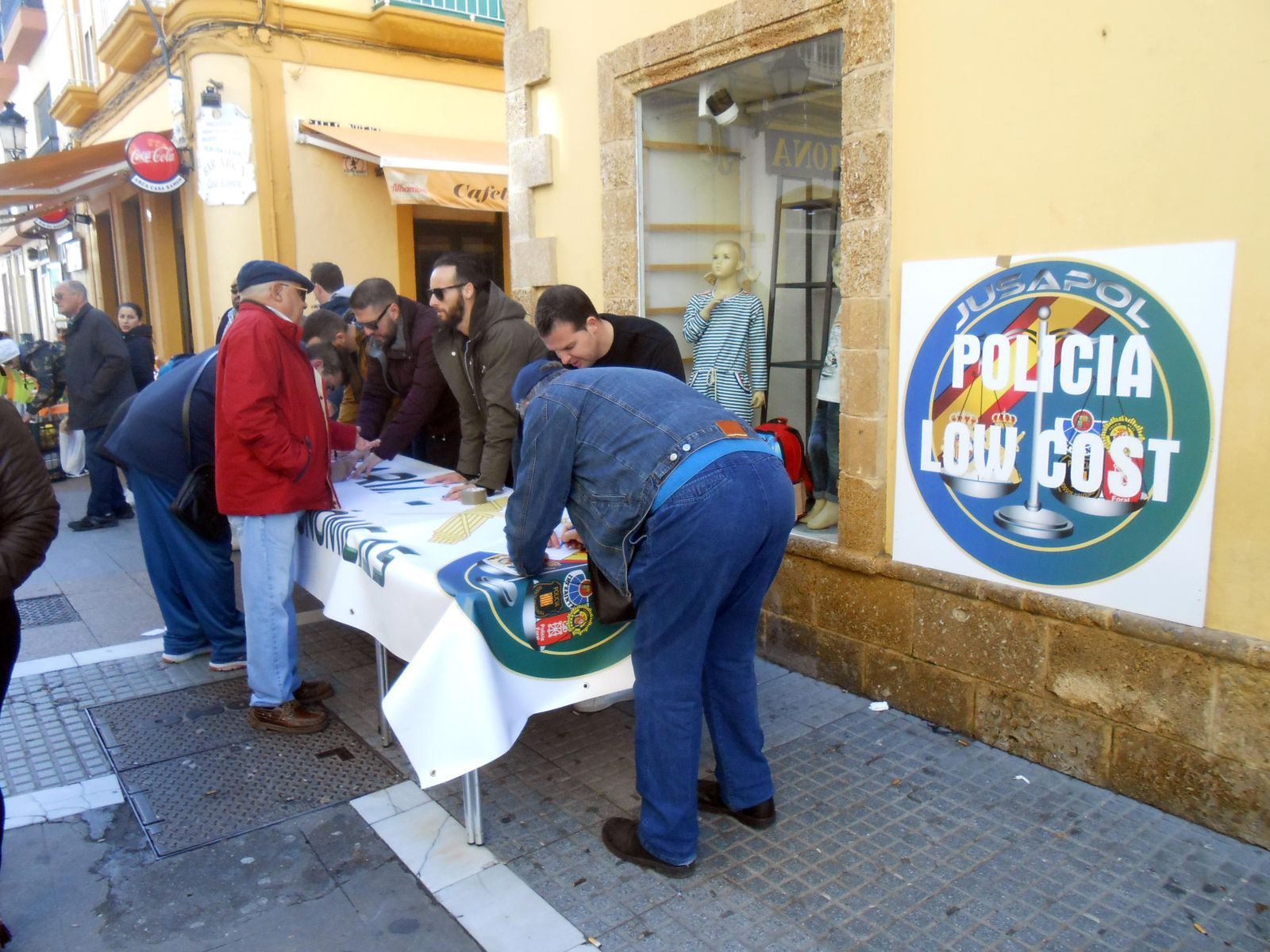 Firmas por la igualdad salarial policial