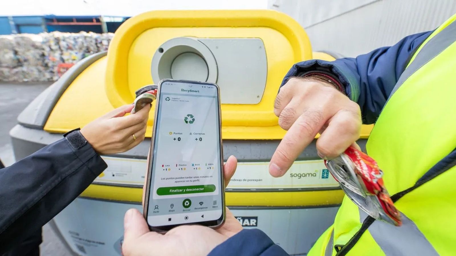 El uso del móvil y aplicaciones permite iniciativas como incentivos por reciclar.