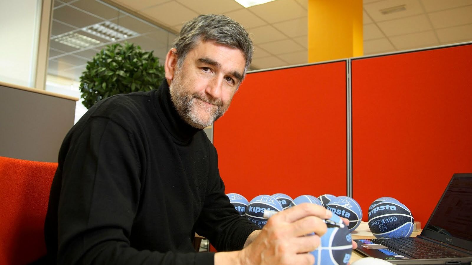 Juan Manuel López Iturriaga es un ex jugador de baloncesto español.