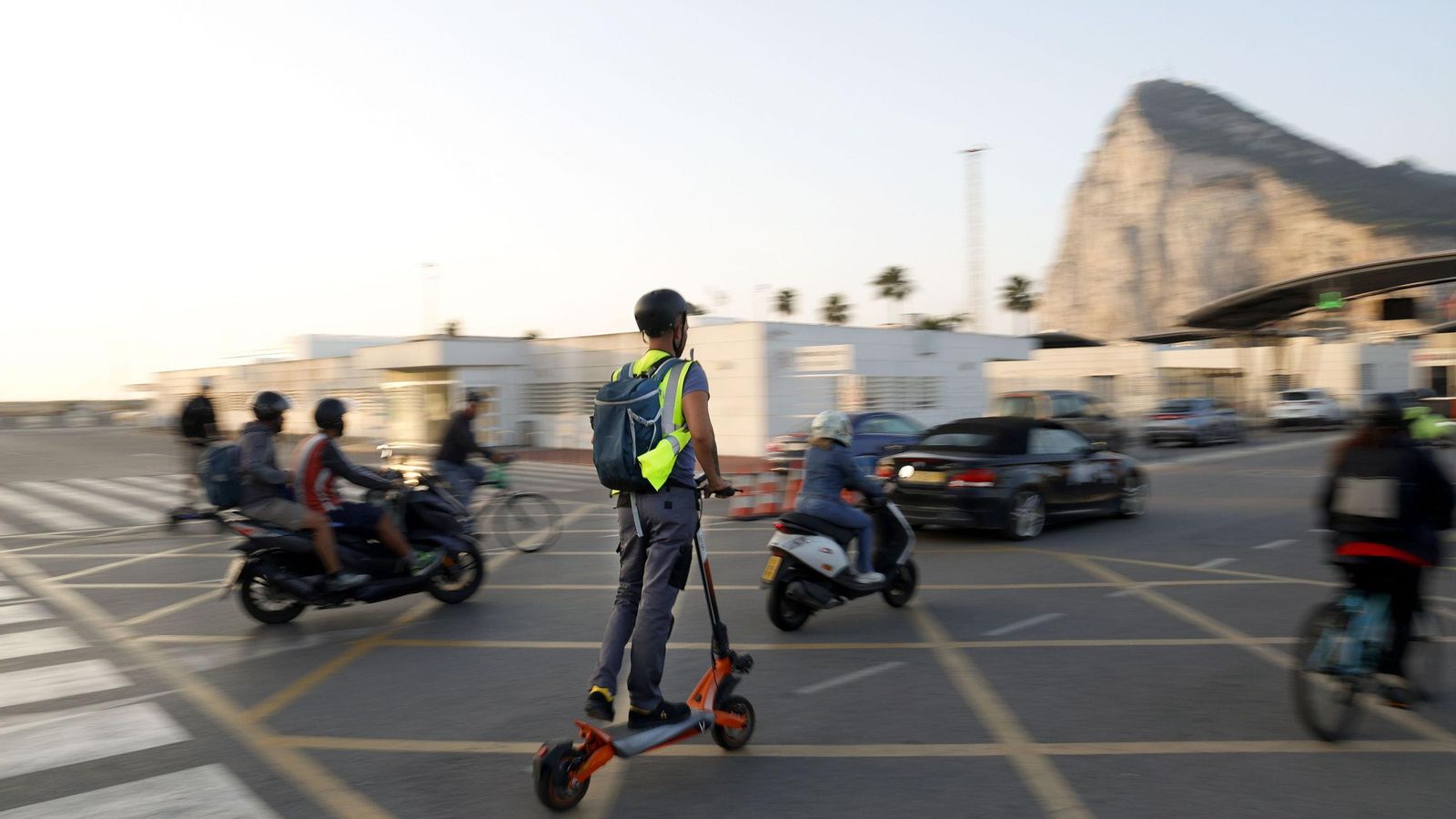 Varios trabajadores entran a Gibraltar a primera hora de la mañana. Varios trabajadores entran a Gibraltar a primera hora de la mañana.