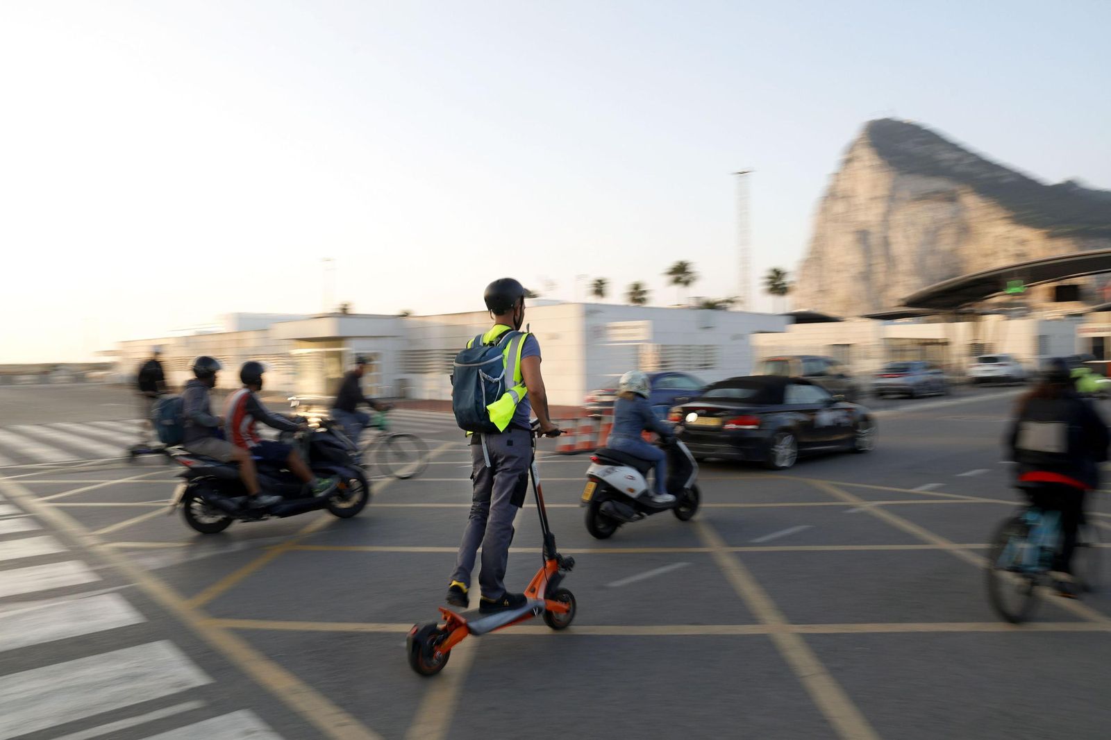 Varios trabajadores entran a Gibraltar a primera hora de la mañana.
