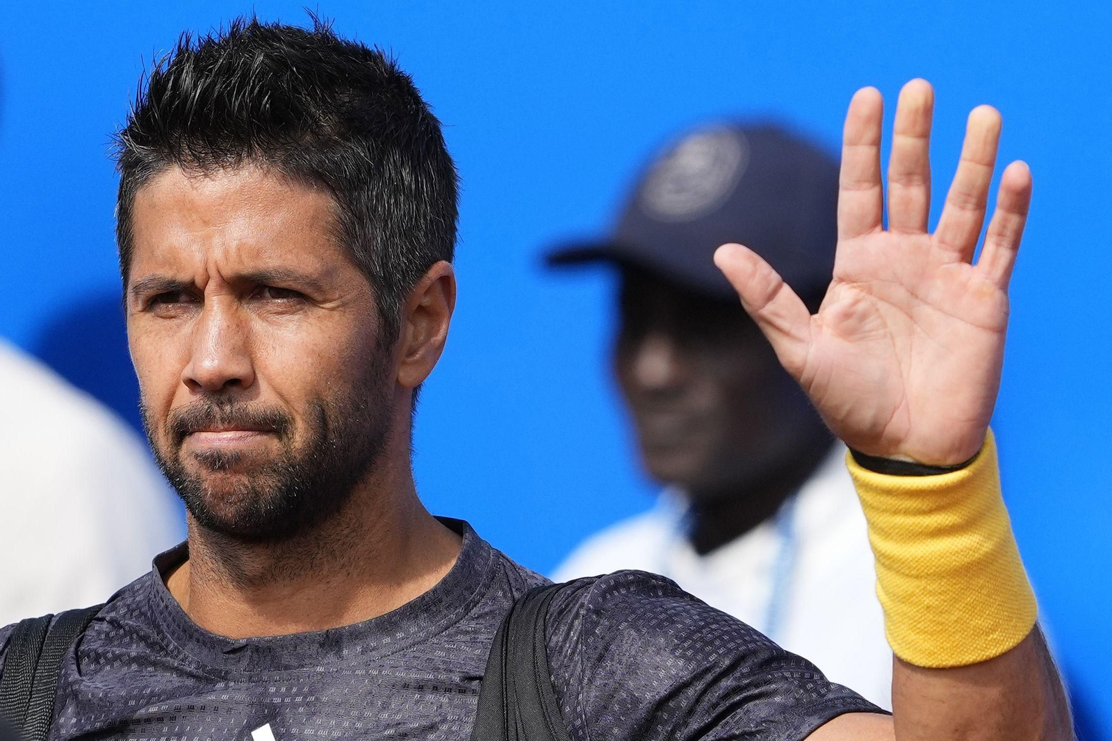 Fernando Verdasco saluda durante un partido.