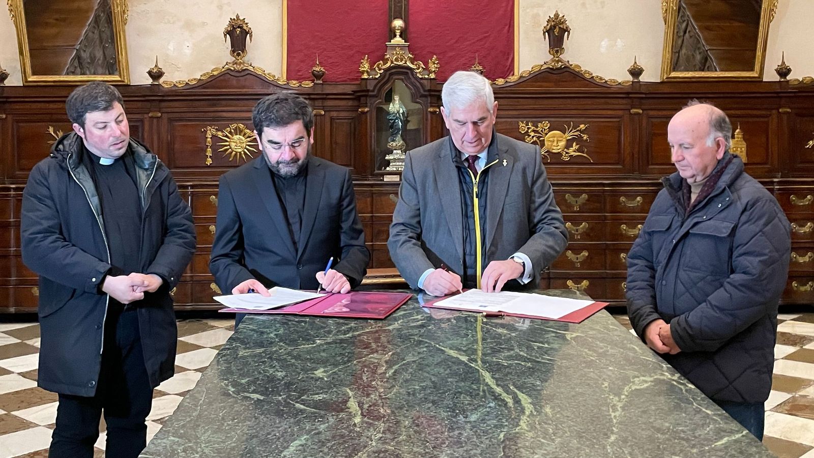 Alejandro Klecker y Eduardo García han firmado en la Catedral un convenio de colaboración