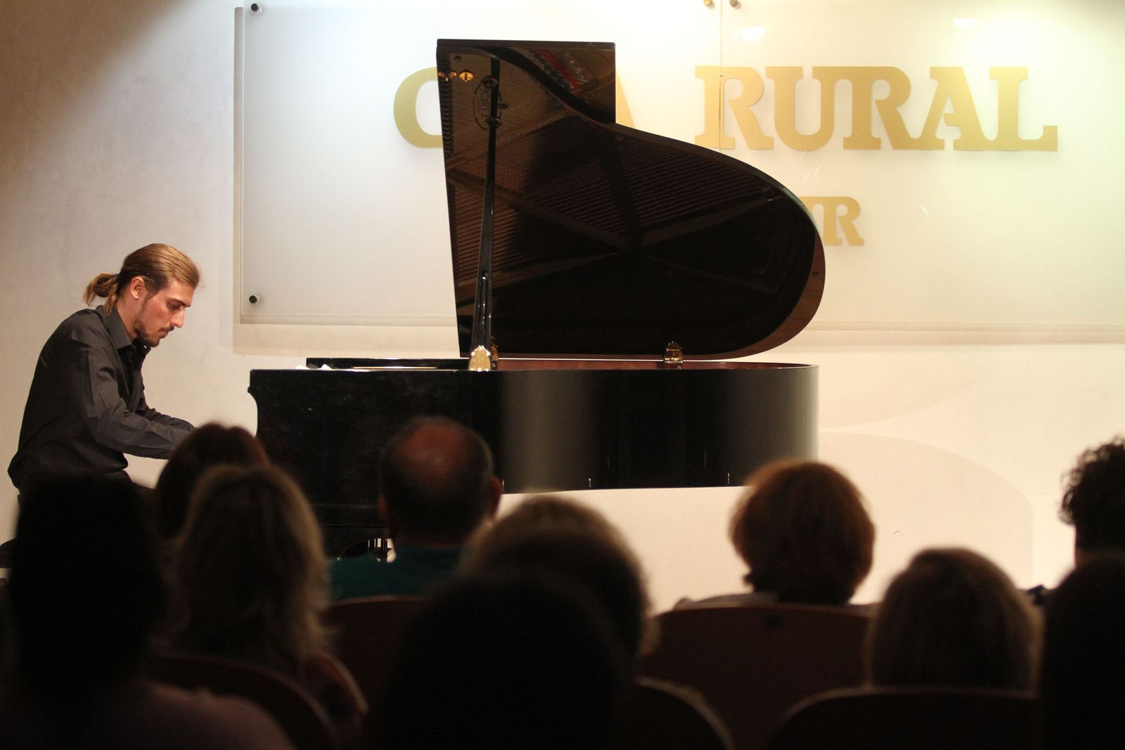 El pianista Carlos Sánchez en su variado recital ofrecido en el salón de actos de la Caja Rural del Sur