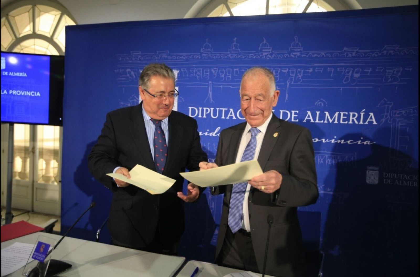 Zoido firma obras de mejora en 20 cuarteles de Guardia Civil de la provincia