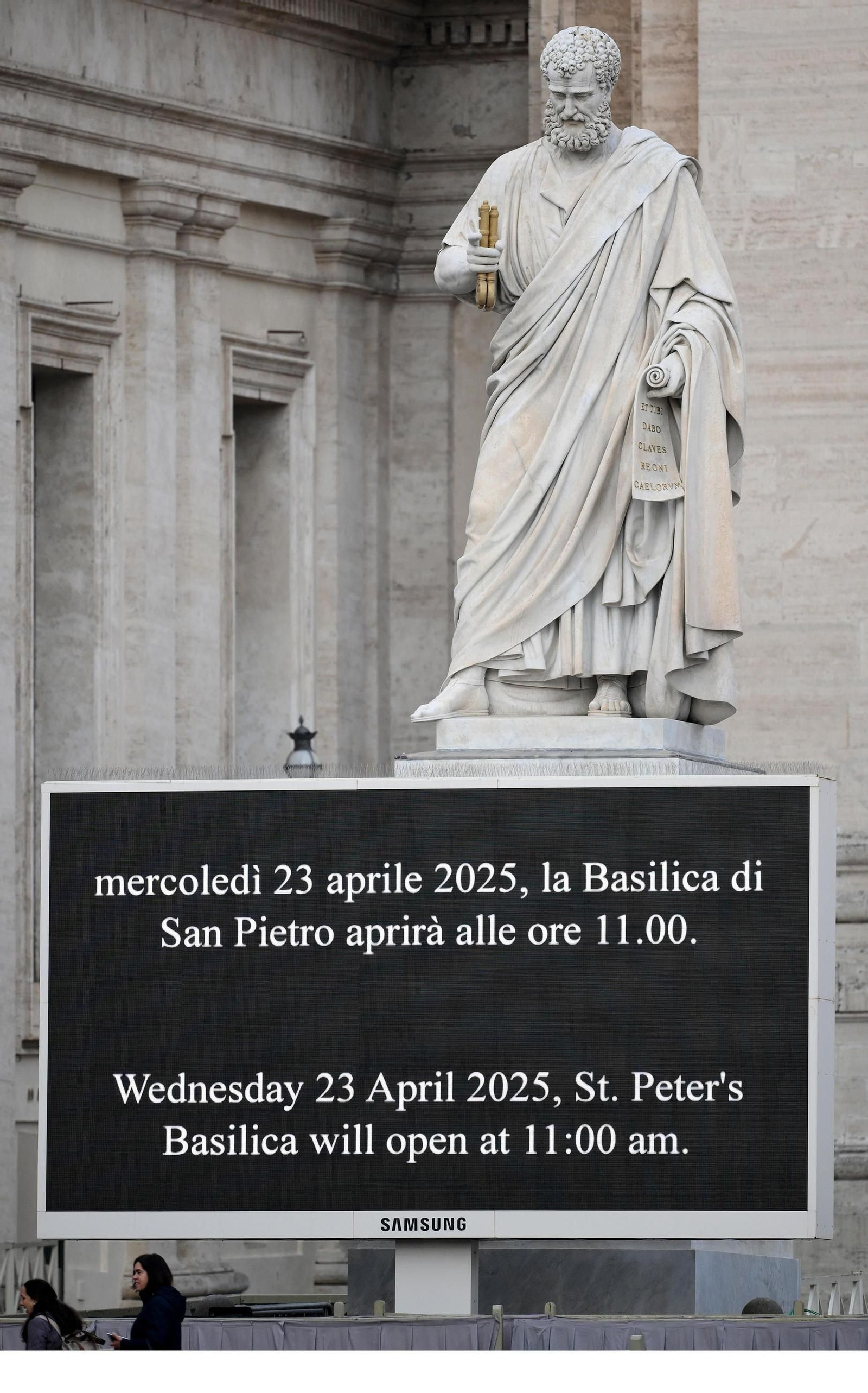 Las imágenes del traslado del féretro del papa Francisco a la Basílica de San Pedro en el Vaticano