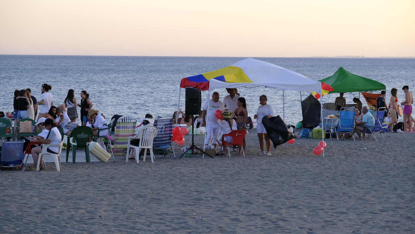Imágenes de las hogueras de la Noche de San Juan en Almería capital