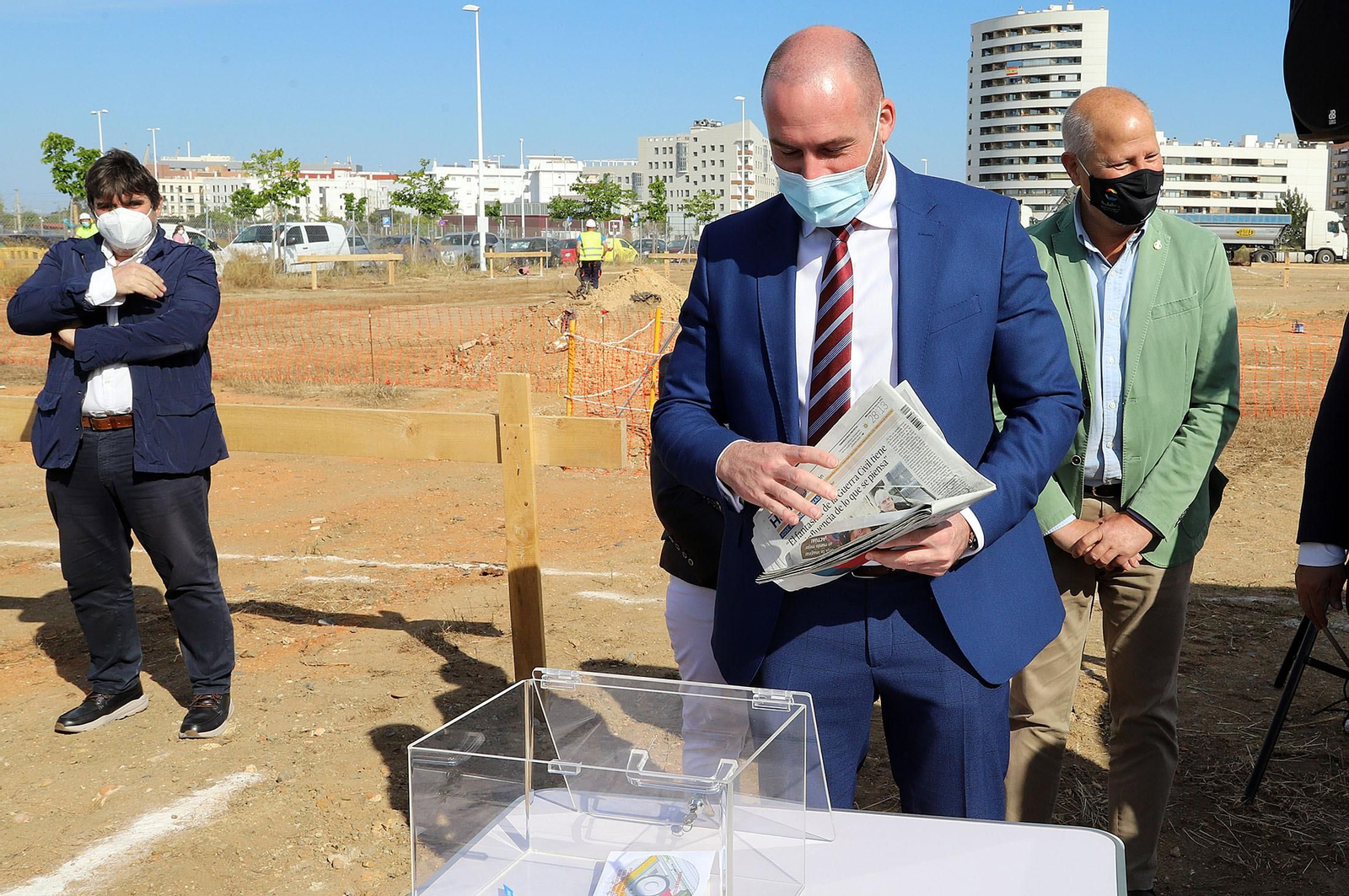 Imágenes de la  colocación de la primera piedra del nuevo colegio público ubicado en el 'Ensanche Sur'