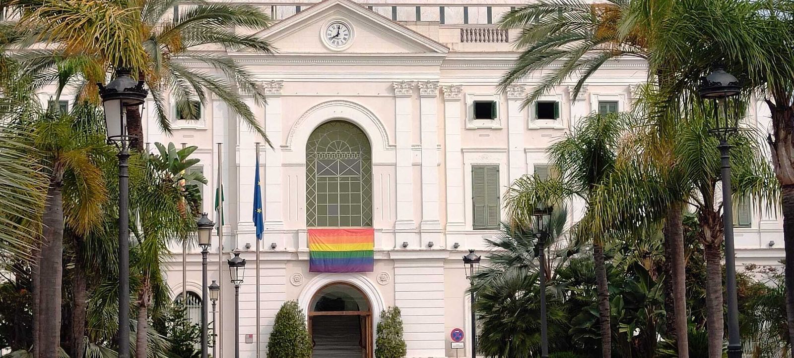 La bandera multicolor ya luce en el balcón del Ayuntamiento portuense.
