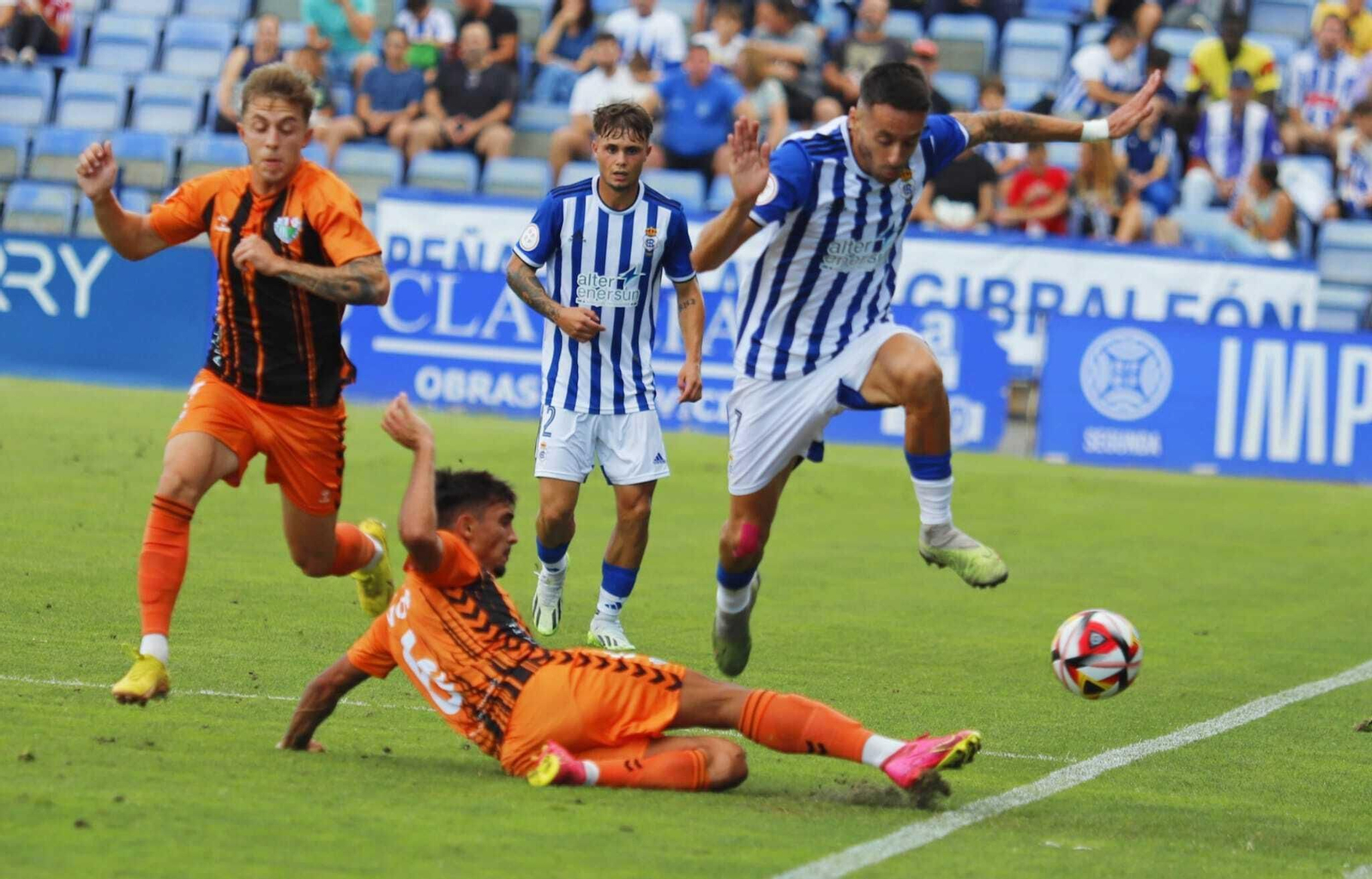 Un momento del encuentro entre el Recre y el Antequera.
