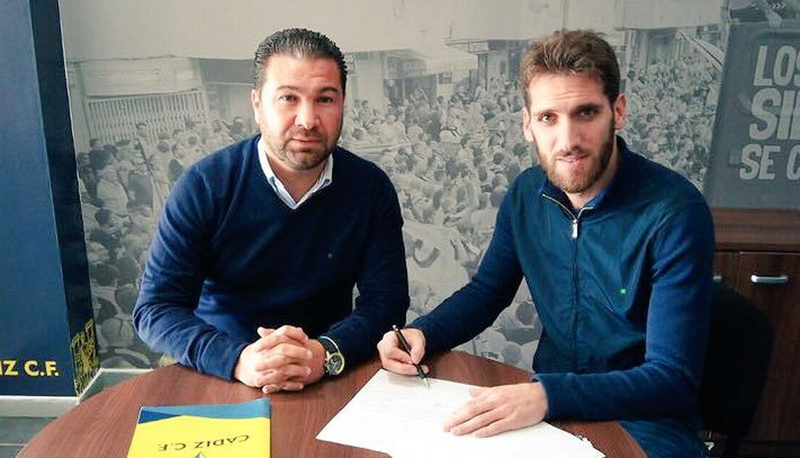 Fausto Tienza firma su contrato.