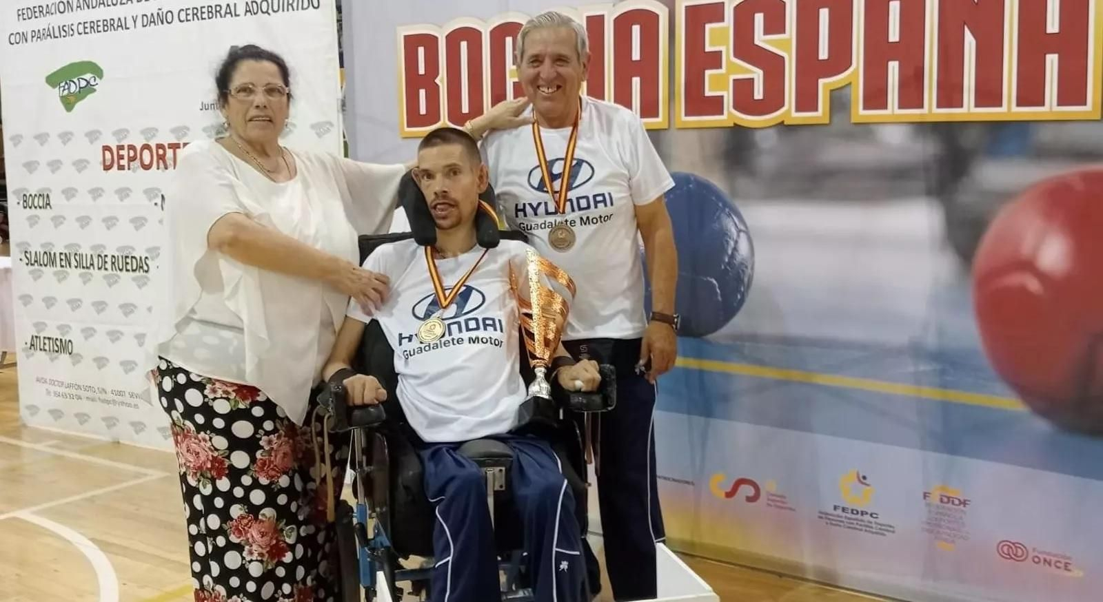 Chema Rodríguez, junto a sus padres en una imagen de archivo.