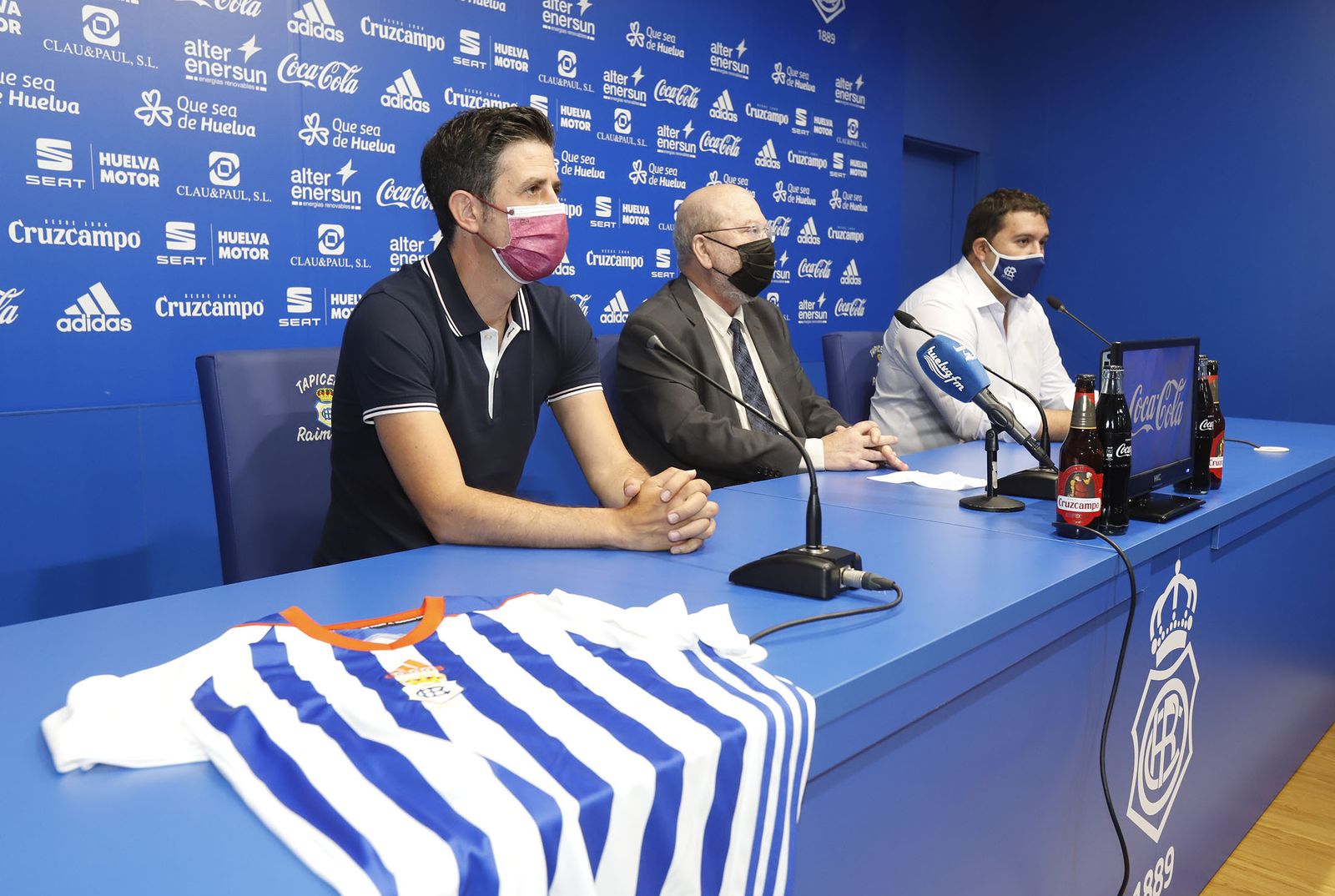Alberto Gallego (izq.) se estrenará mañana como entrenador del Decano.
