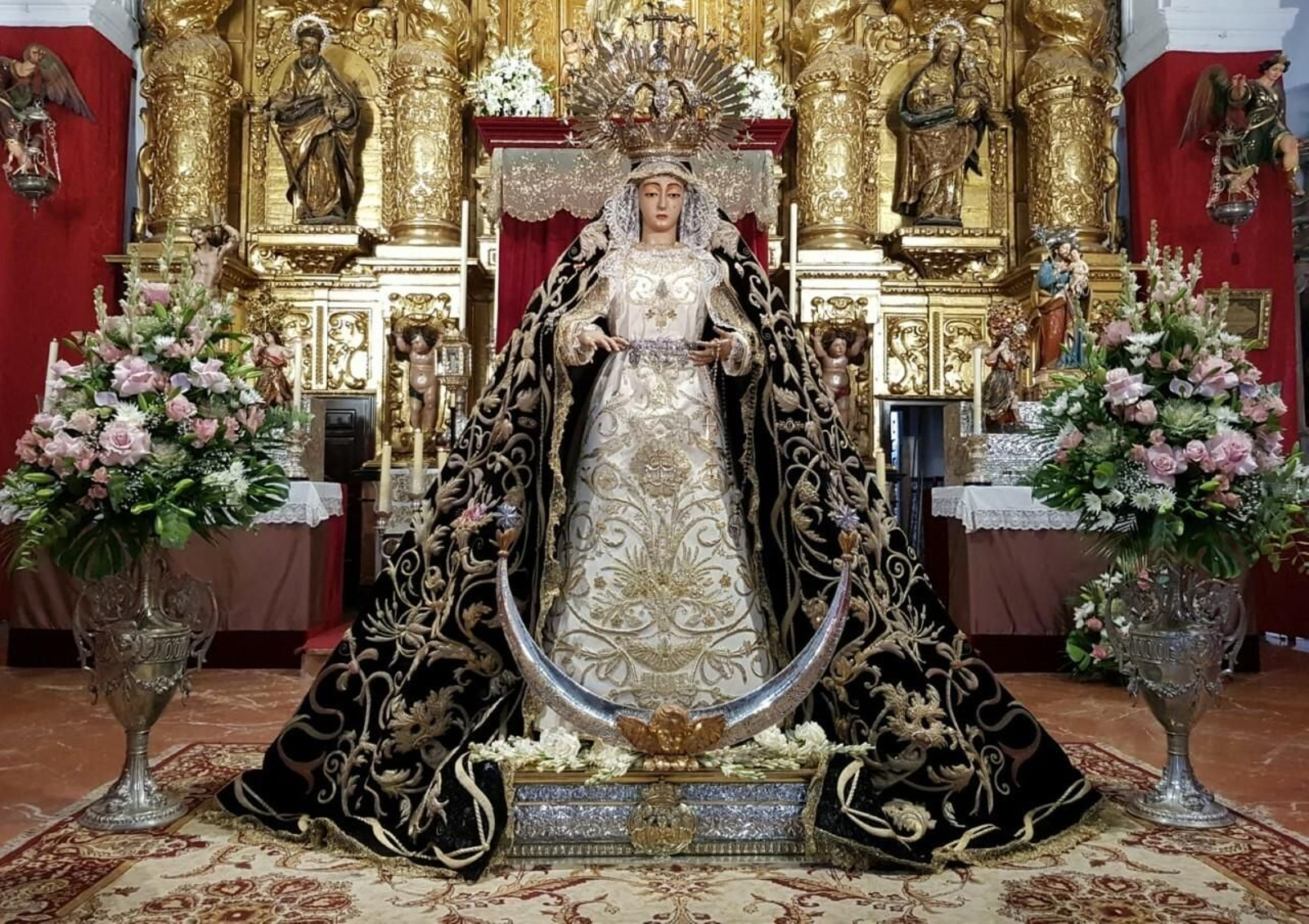 La Virgen de la Soledad en su reciente besamano extraordinario en la parroquia de la Asunción. Porta una nueva saya blanca.