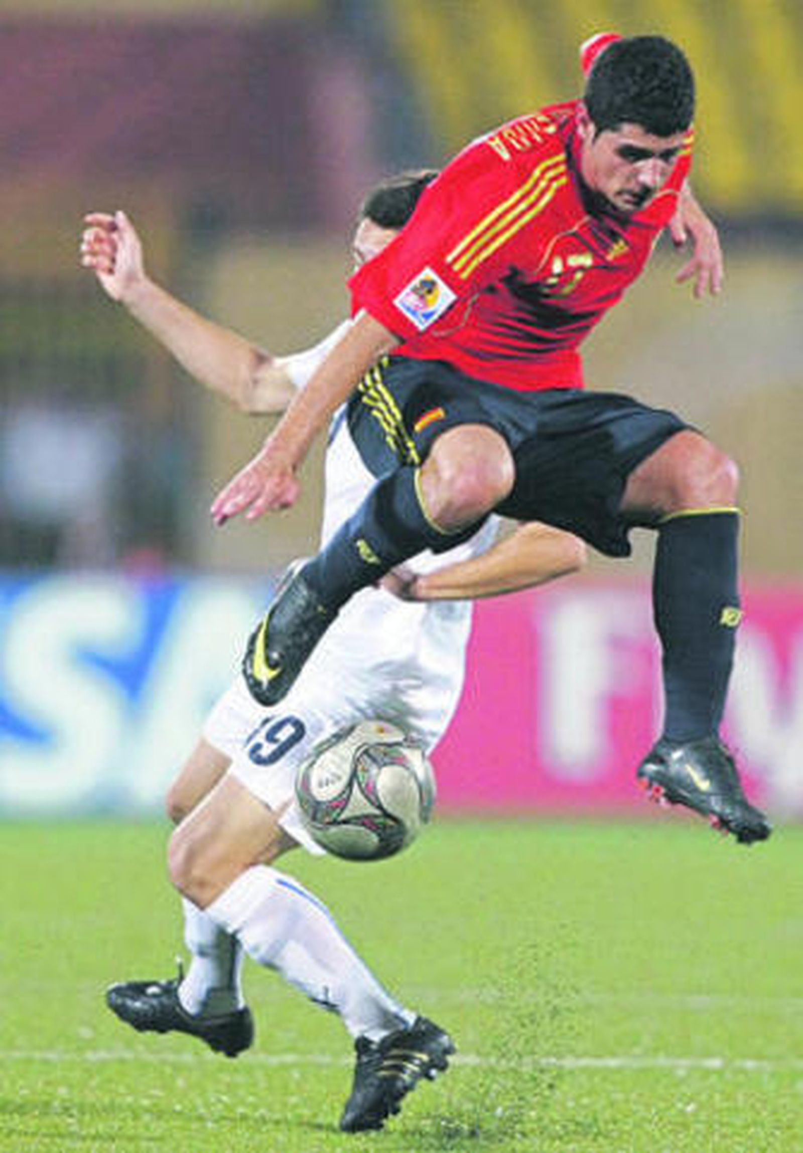 Fran Mérida controla el balón ante Romizi.