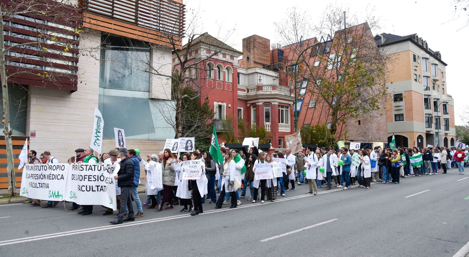 La manifestación por la huelga médica nacional, en imágenes