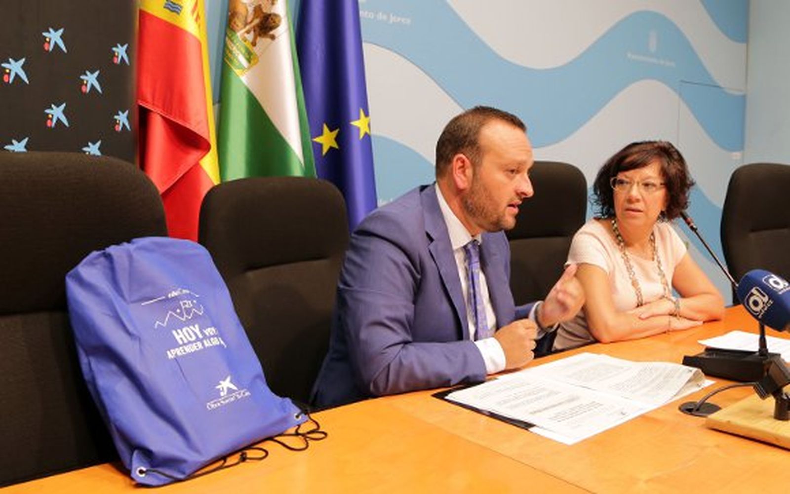 Ayuntamiento y La Caixa entregan más de un millar de kits escolares a familias de Jerez