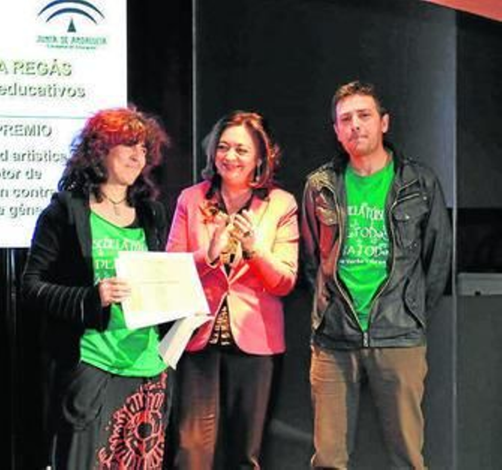 La consejera de Educación, junto a dos de los profesores premiados.
