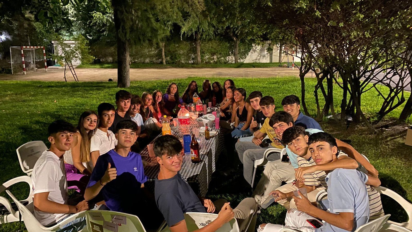 Jaime Fleming, junto a sus amigos y amigas del colegio onubense Los Maristas. Jaime Fleming, junto a sus amigos y amigas del colegio onubense Los Maristas.