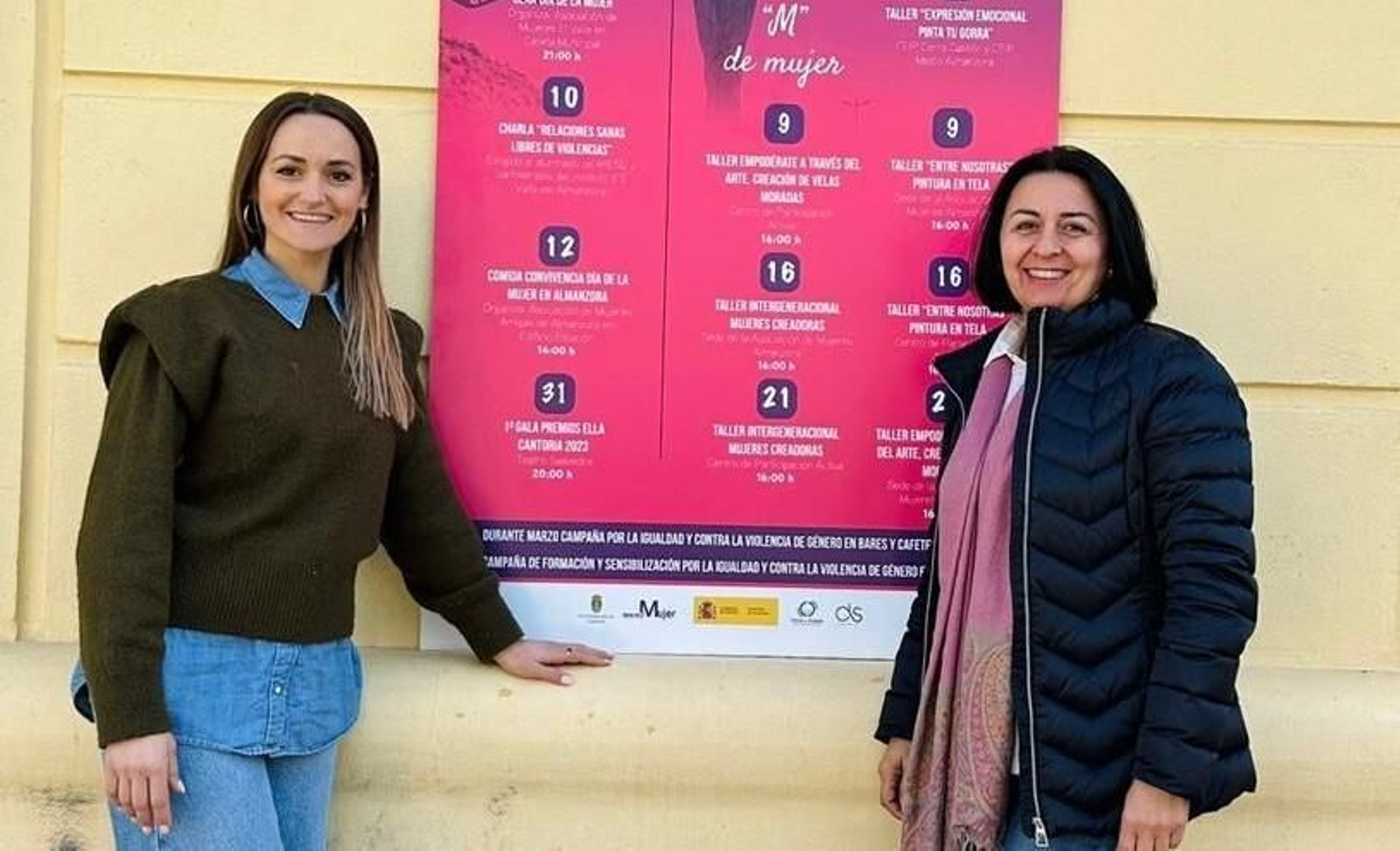 La alcaldesa con el cartel de actividades de marzo.