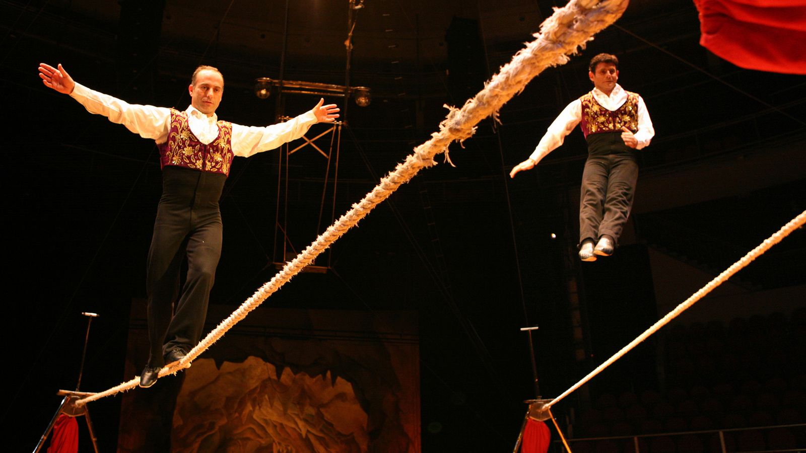 7 Los hermanos Álvarez en el número de doble cuerda elástica, único en el mundo, por el que lograron el Premio Nacional de Circo 2010