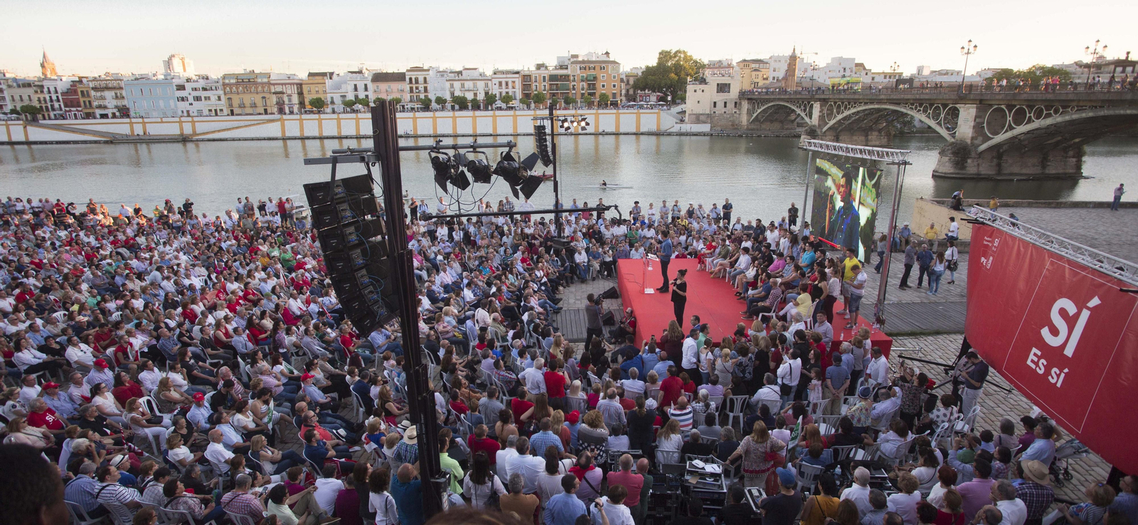 El acto de campaña de Pedro Sánchez en Sevilla, en imágenes