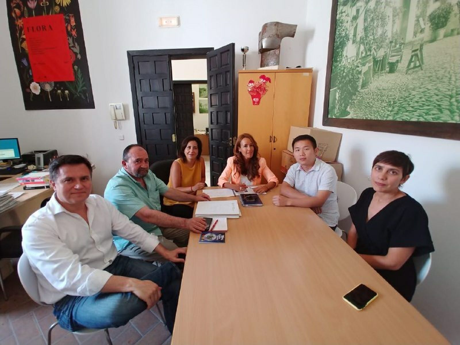 Marián Aguilar, en el centro, durante la reunión para preparar el Festival Flora.