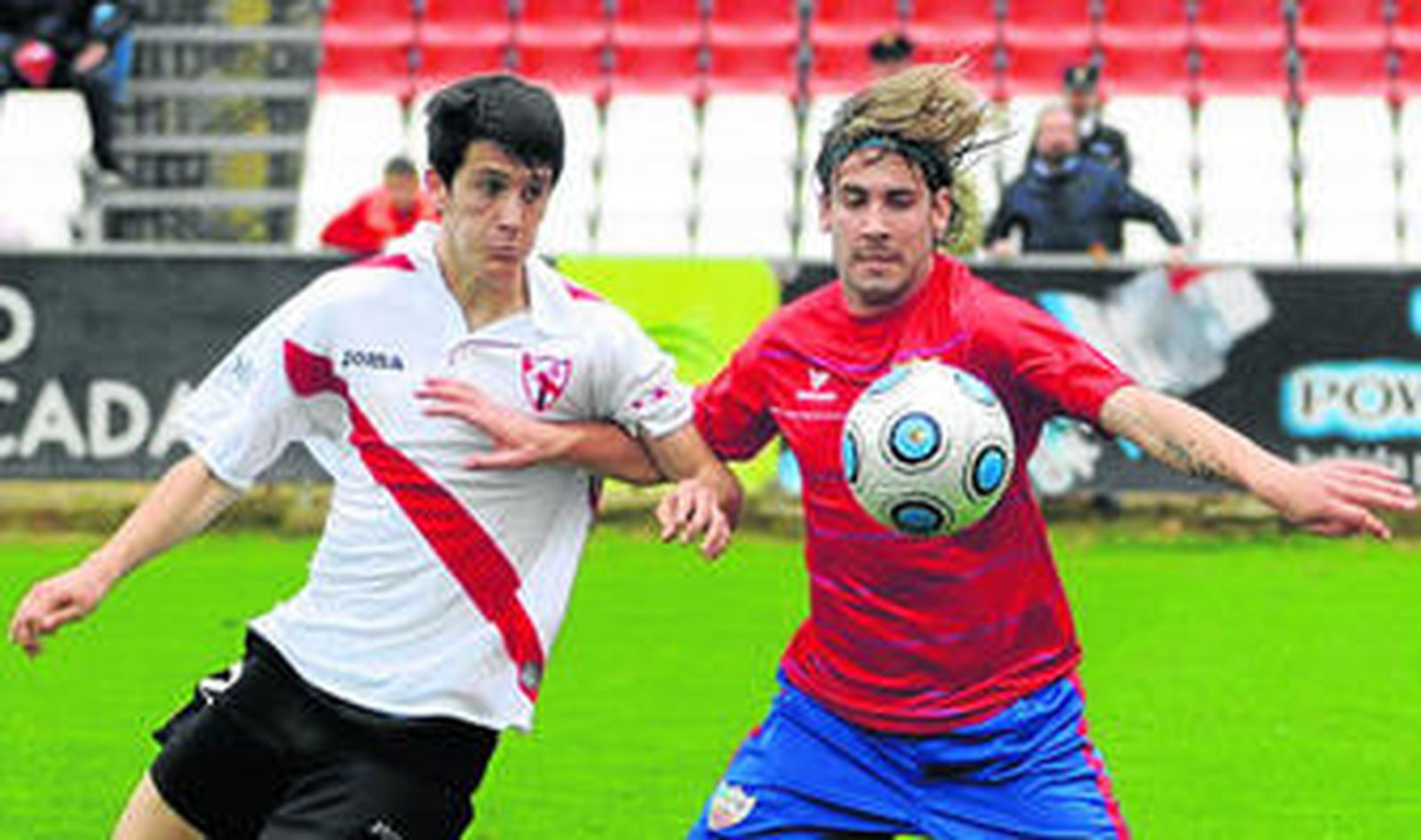 Luis Alberto presiona a un futbolista del Estepona para quitarle el esférico durante un lance del partido de la pasada temporada.