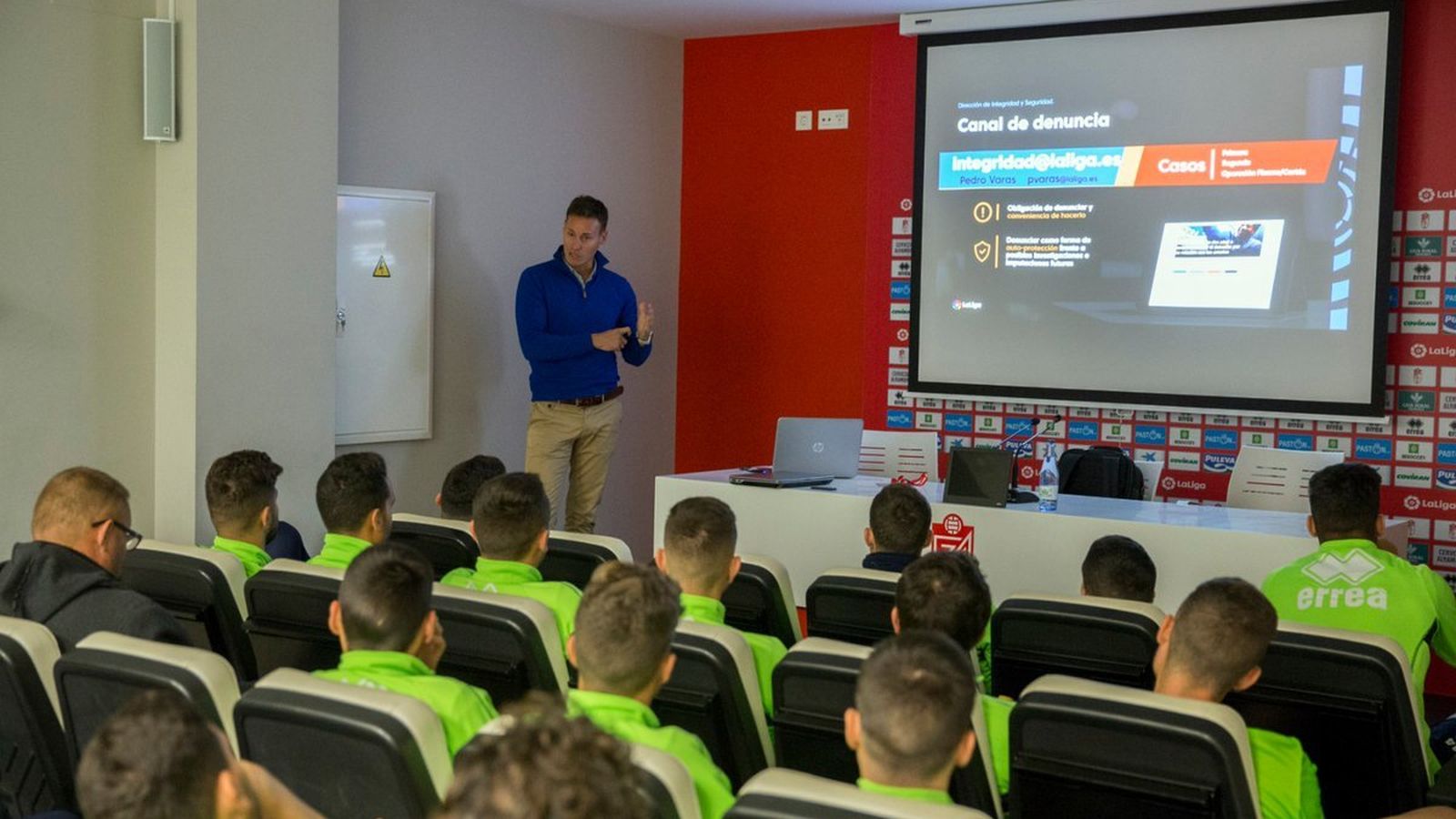 Los jugadores del Granada, muy atentos durante la charla