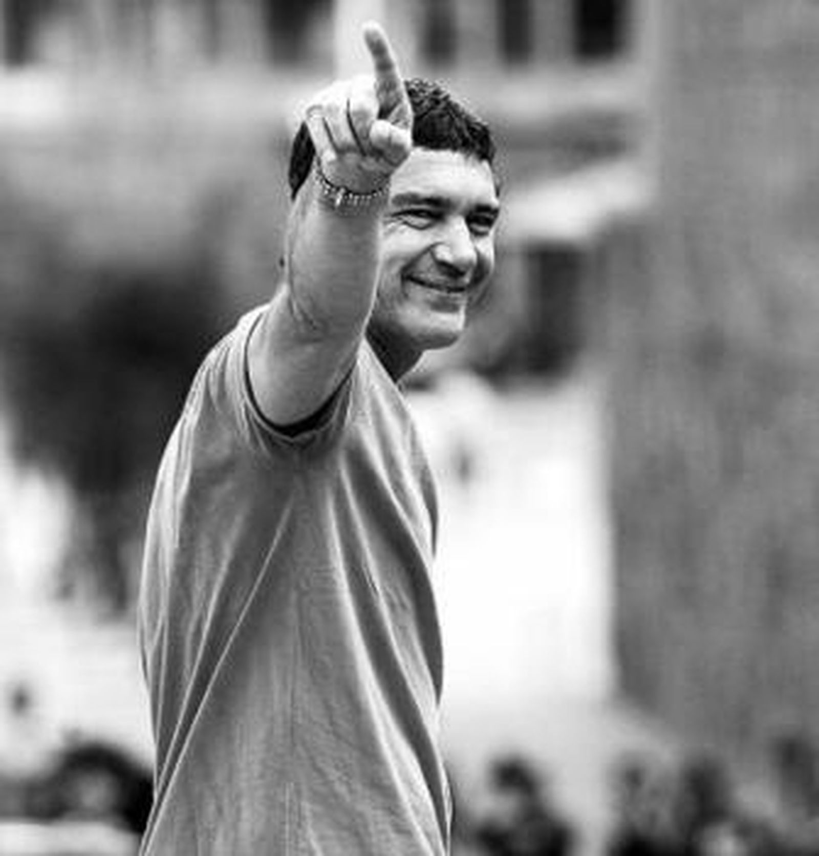 Banderas, ayer, en San Sebastián.