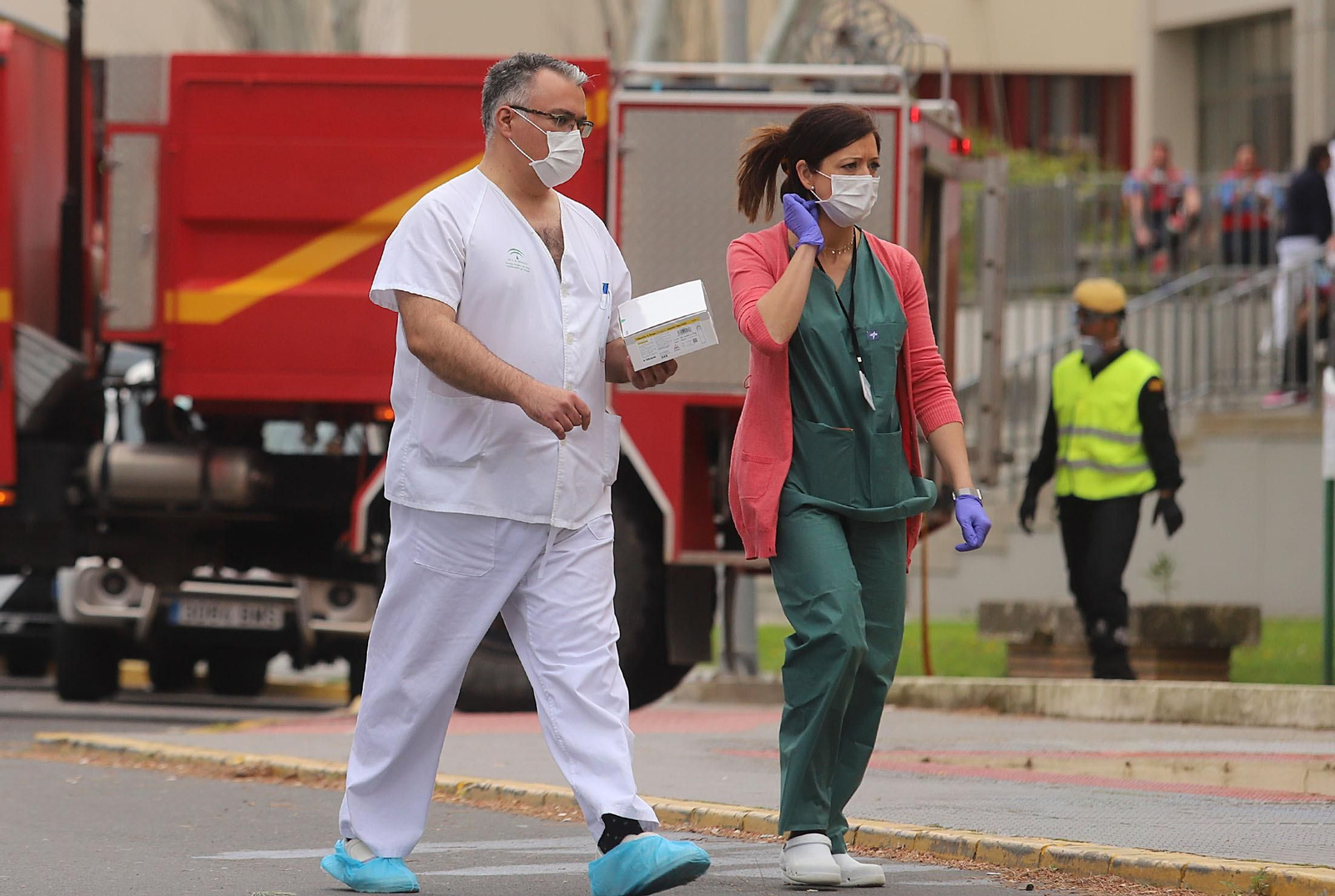 Imágenes de la UME realizando trabajos de limpieza y desinfección en el Hospital Infanta Elena de Huelva