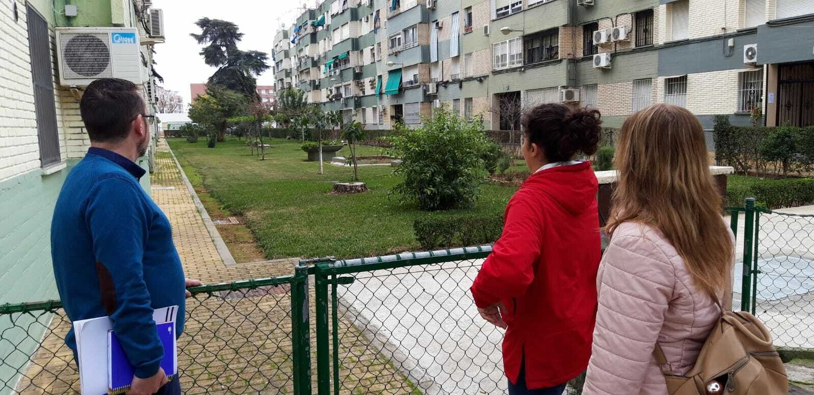 Juan Alcántara visita el barrio junto a vecinas del Figueroa.