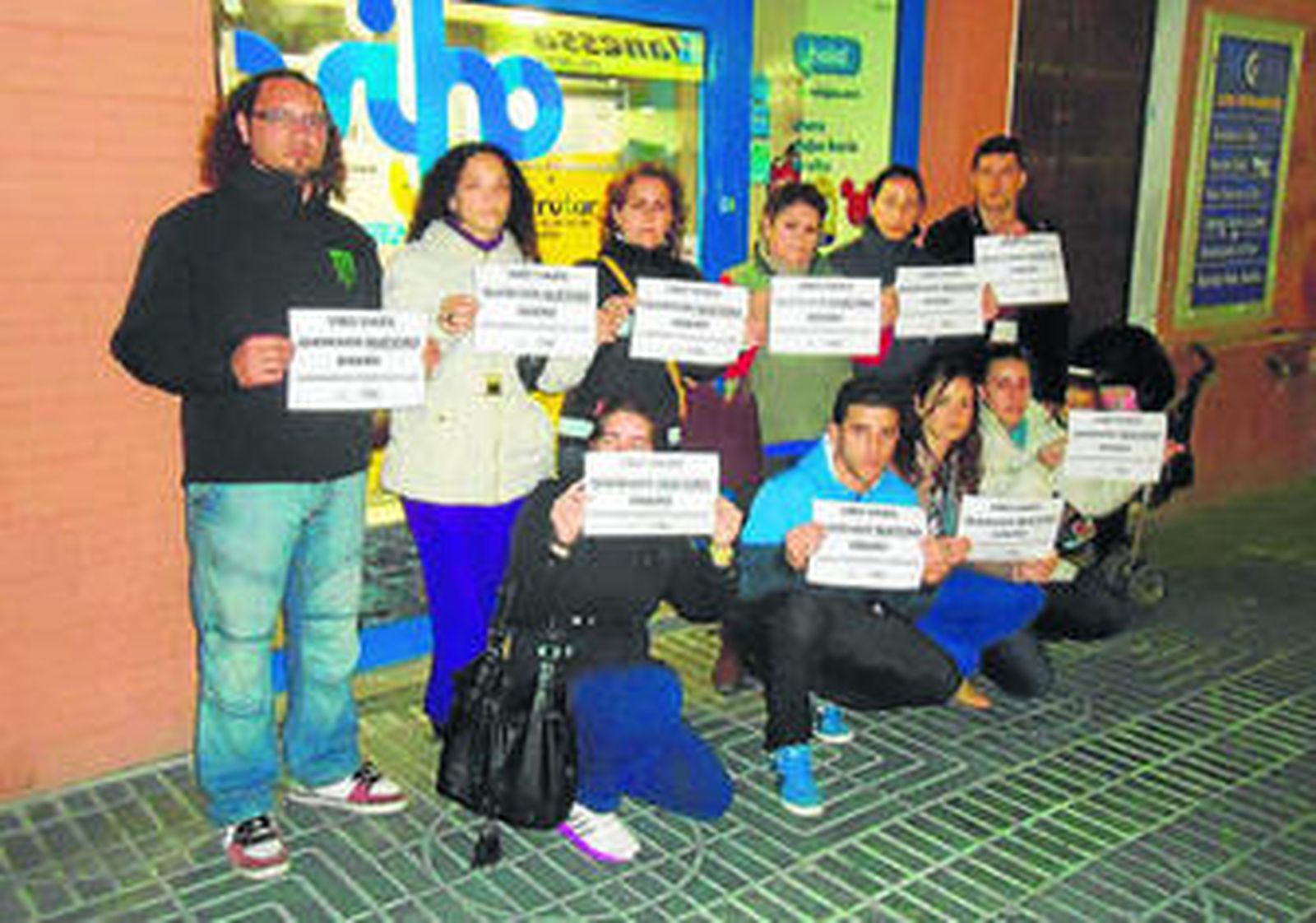 Los afectados por el cierre de la agencia Vibo Viajes, en la tarde del miércoles a las puertas del establecimiento.