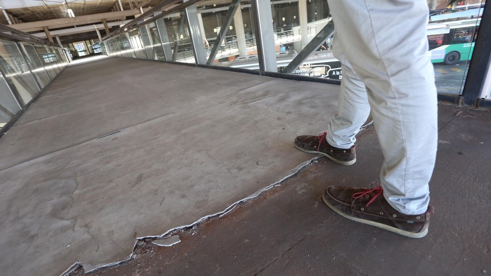 Mal estado del suelo de la pasarela peatonal.