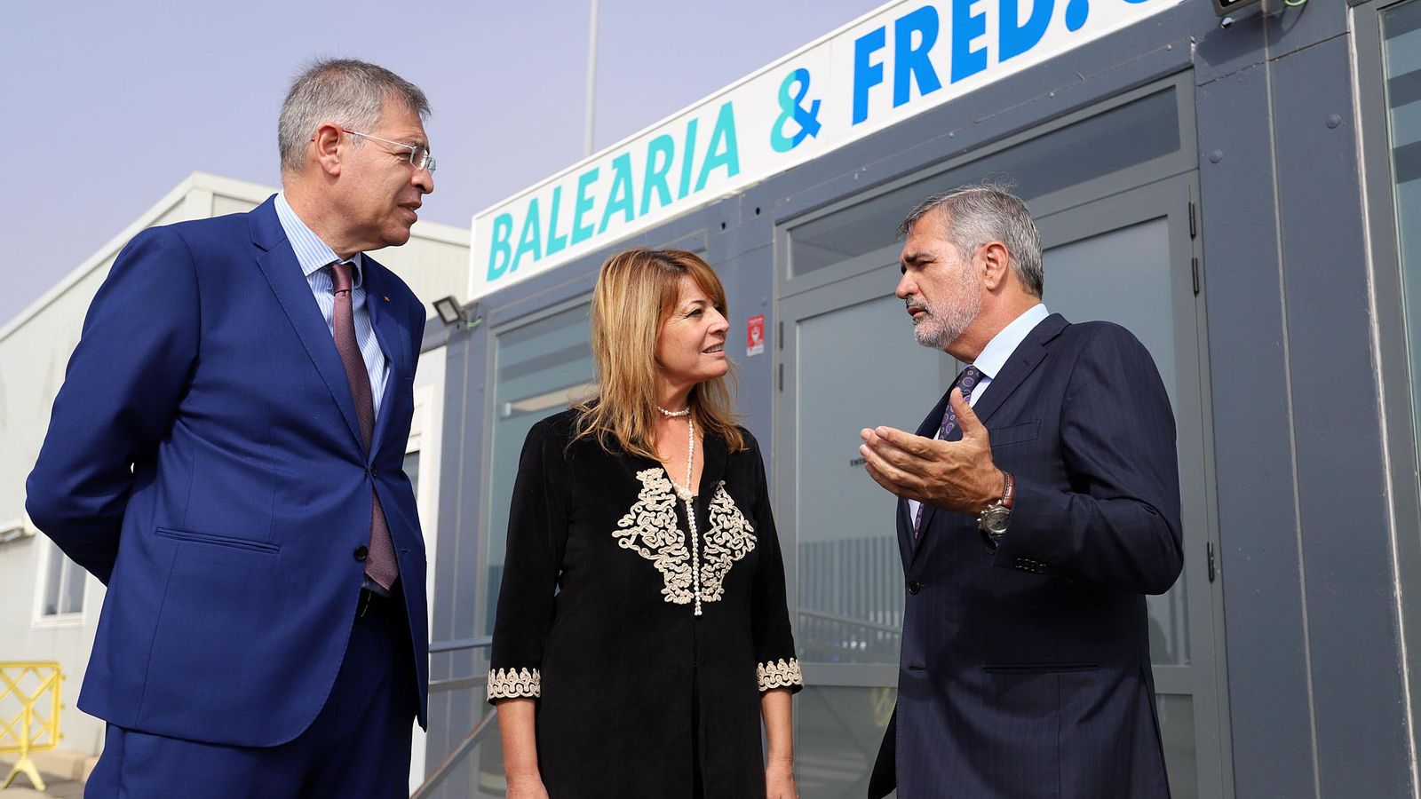 Jesús Dionis, Jefe de Carga de Fred Olsen junto con Pilar Miranda y Adolfo Utor.