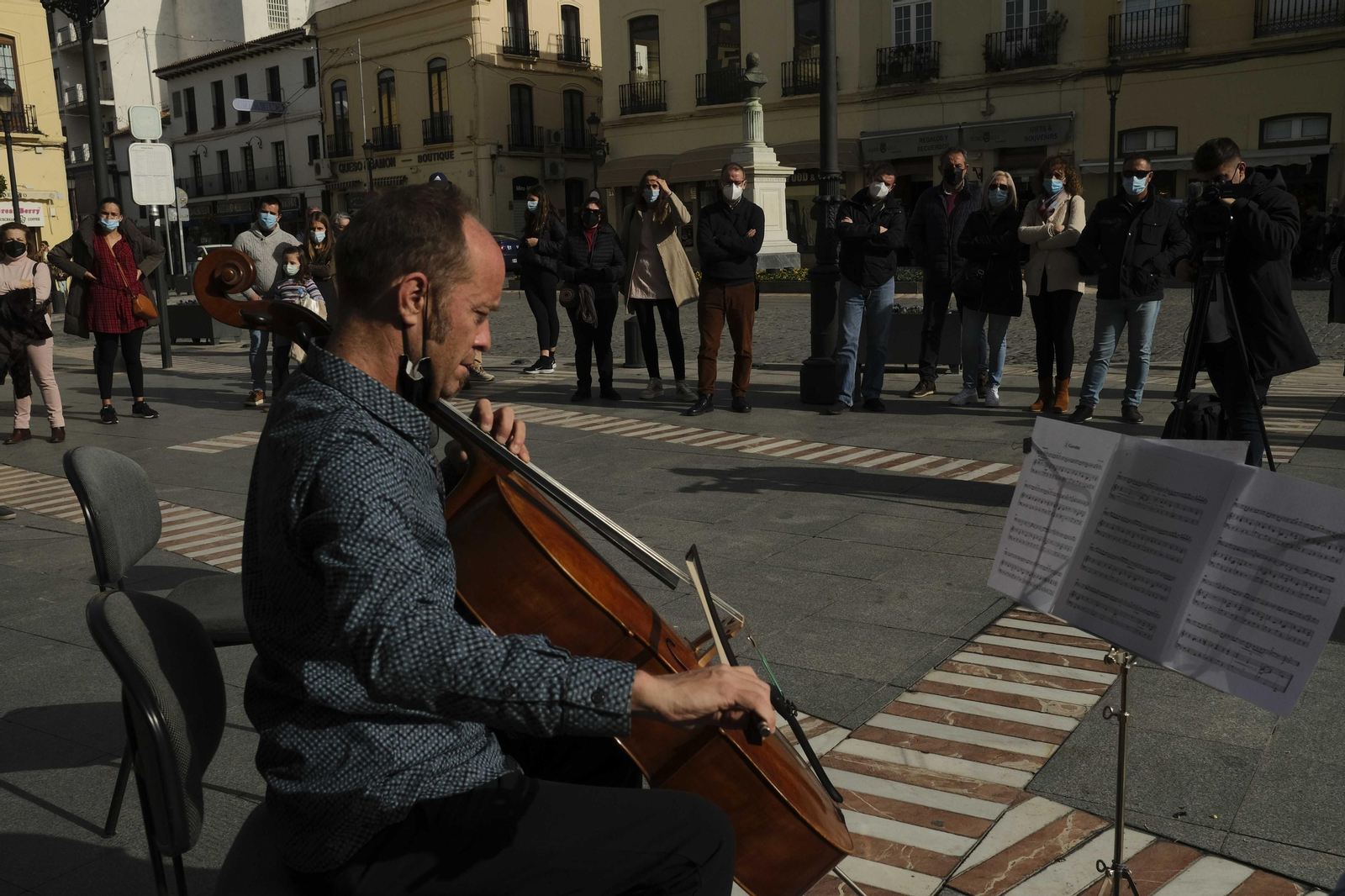 Actuación de uno de los profesores del centro en una actividad en la calle.