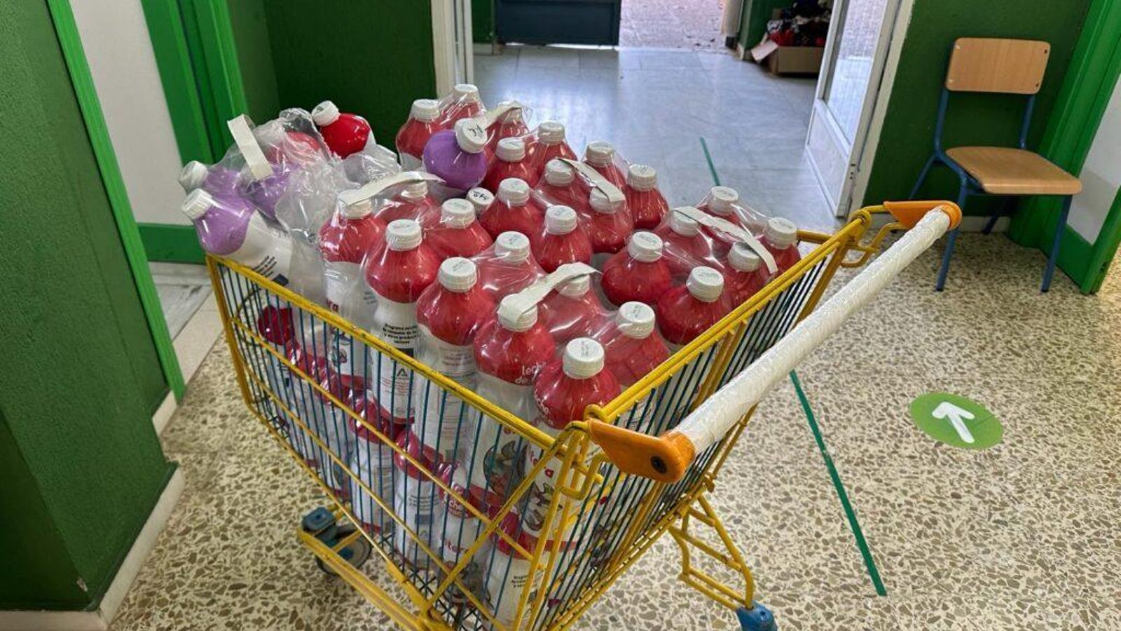 El carro de la leche preparado para repartir las botellas por las diferentes aulas en el CEIP Rafael Alberti de Almería