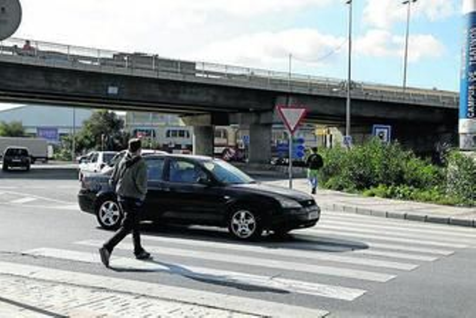 Varias personas cruzan un paso de peatones en las vías del Metro. Varias personas cruzan un paso de peatones en las vías del Metro.