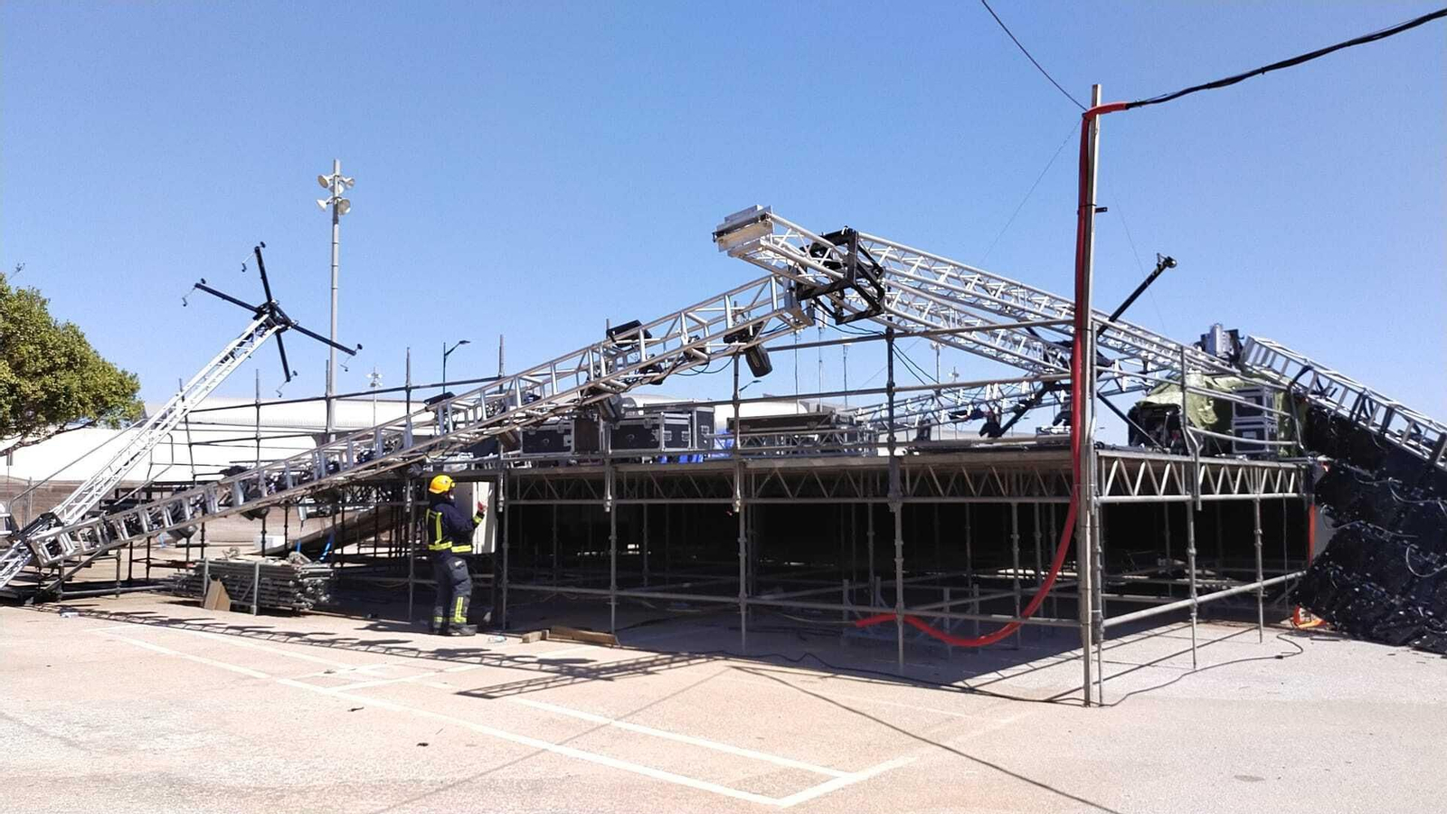 Desprendimiento de parte del escenario de la explanada de la Juventud en el Real de la Feria de Málaga.
