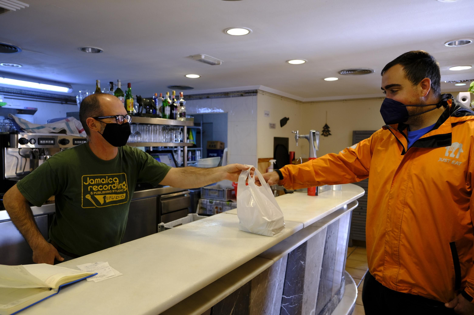 Fotogalería de la Pizzeria La Trattoria, 20 años de vida. Almería