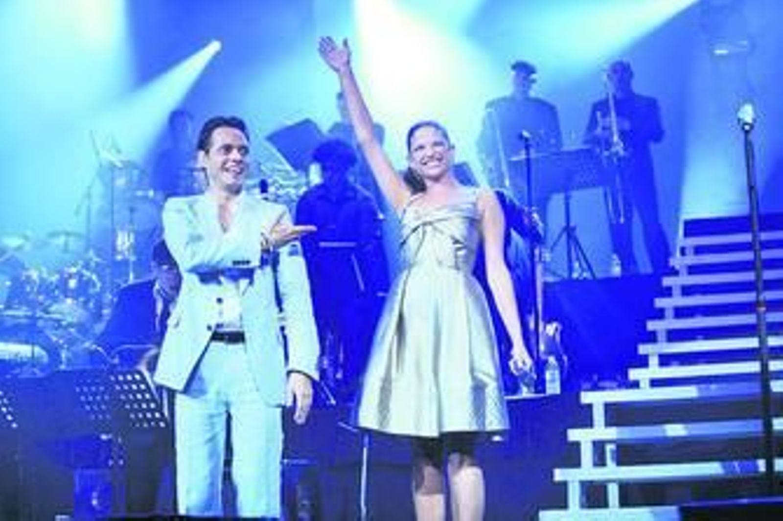 Marc Anthony participa en un videoclip del grupo junto a Natalia.
