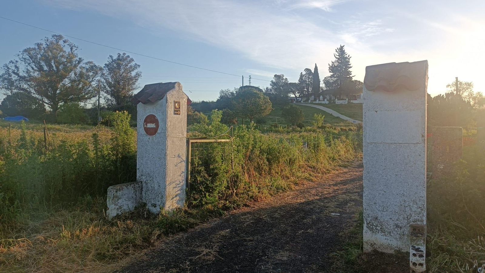 Por esta puerta volvemos a la Vía Verde de los Molinos de Agua.