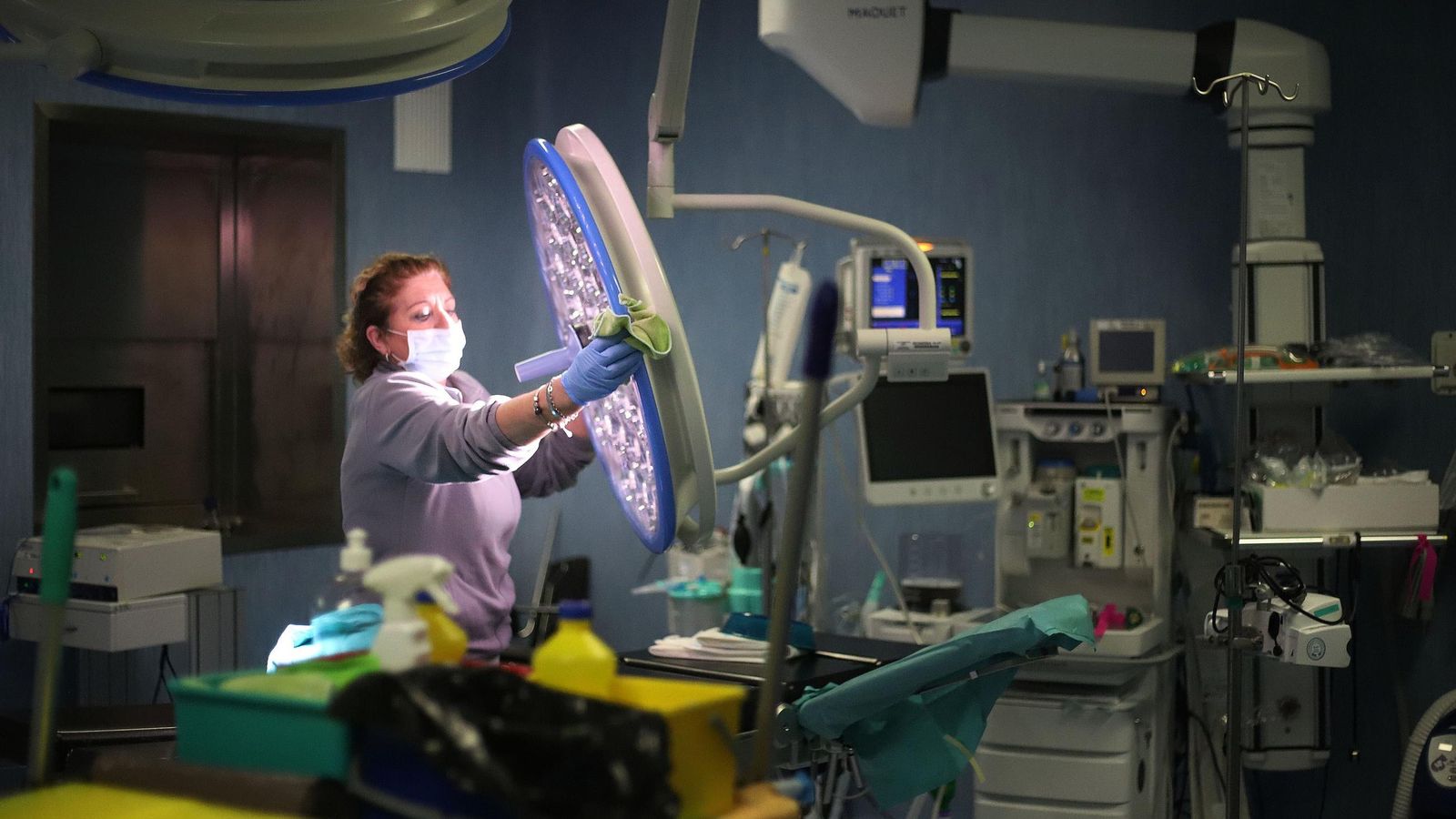 Trabajadora en el quirófano del Hospital Infanta Elena.