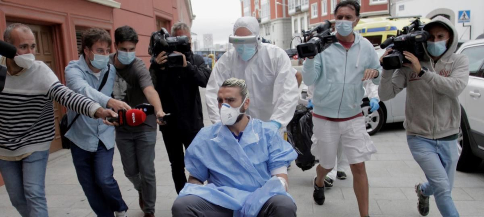 Chico llega en silla de ruedas al hotel donde está confinado el Fuenlabrada.