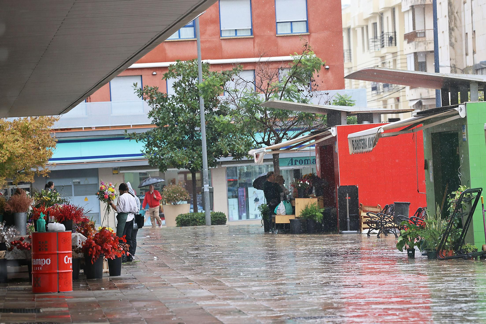 Imágenes de la lluviosa mañana de sábado en Huelva
