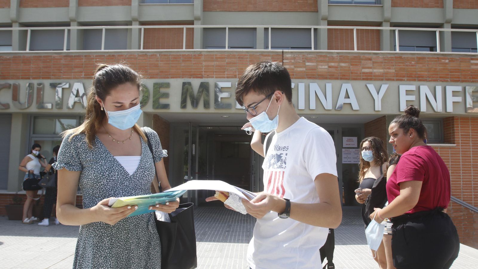 Luna Aguilar y Rafael Centella comprueban las respuestas de un examen. Luna Aguilar y Rafael Centella comprueban las respuestas de un examen.