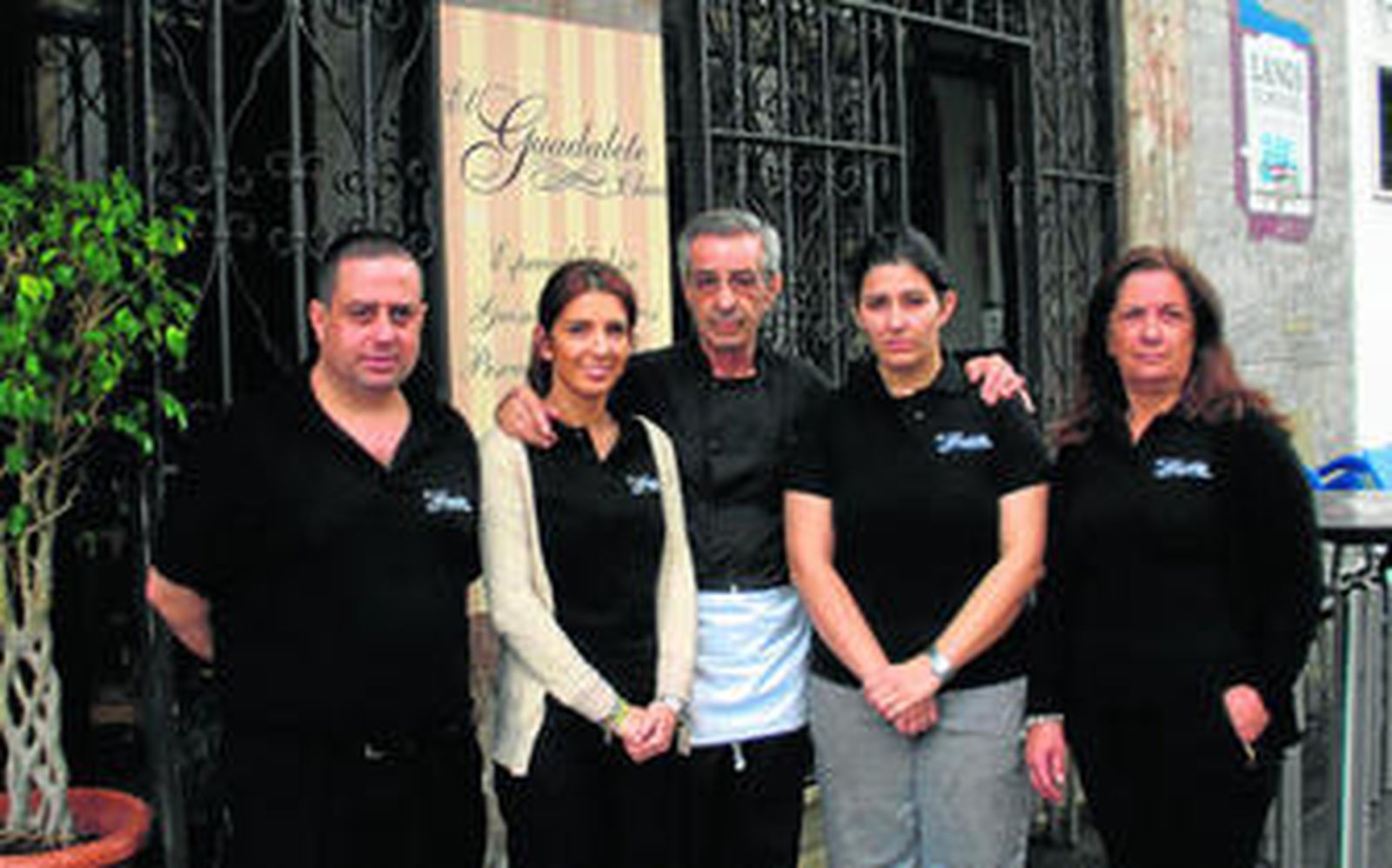 La familia Espinosa, en la puerta de El Guadalete Chico, donde se han trasladado hace escasas fechas.