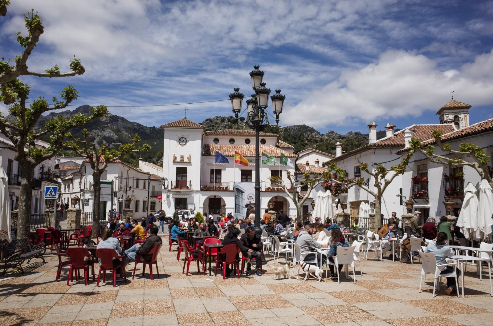 Las terrazas de la plaza del Ayuntamiento de Grazalema este sábado