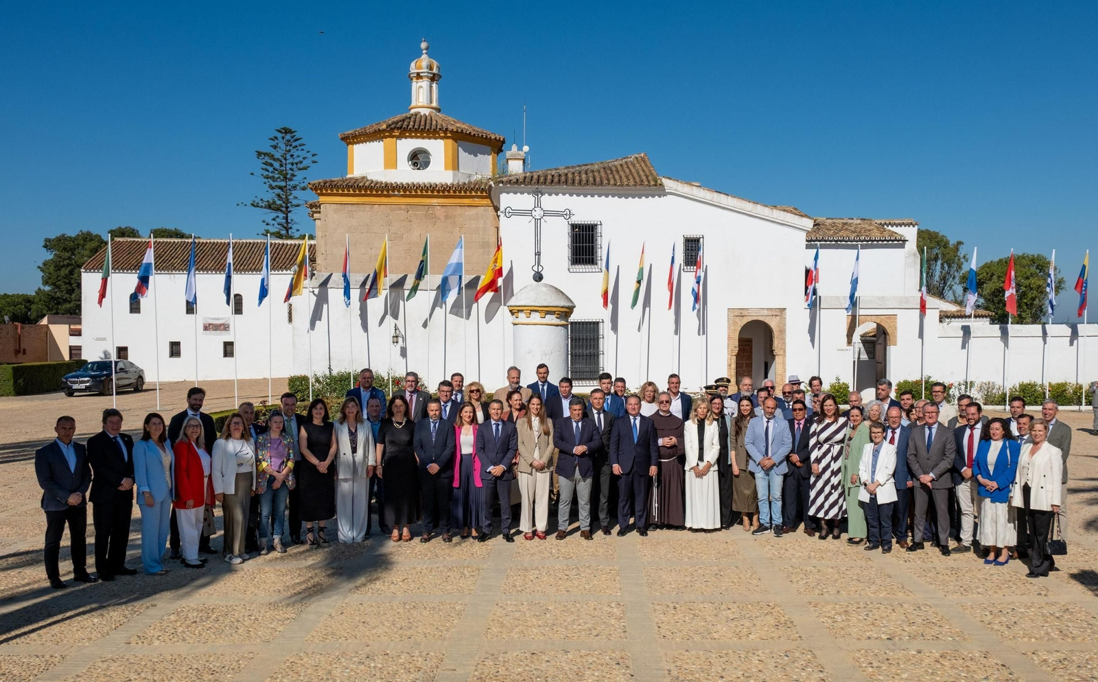 Foto de familia en el pleno extraordinario de la Diputación por la declaración institucional para que Huelva sea sede de la Cumbre Iberoamericana.