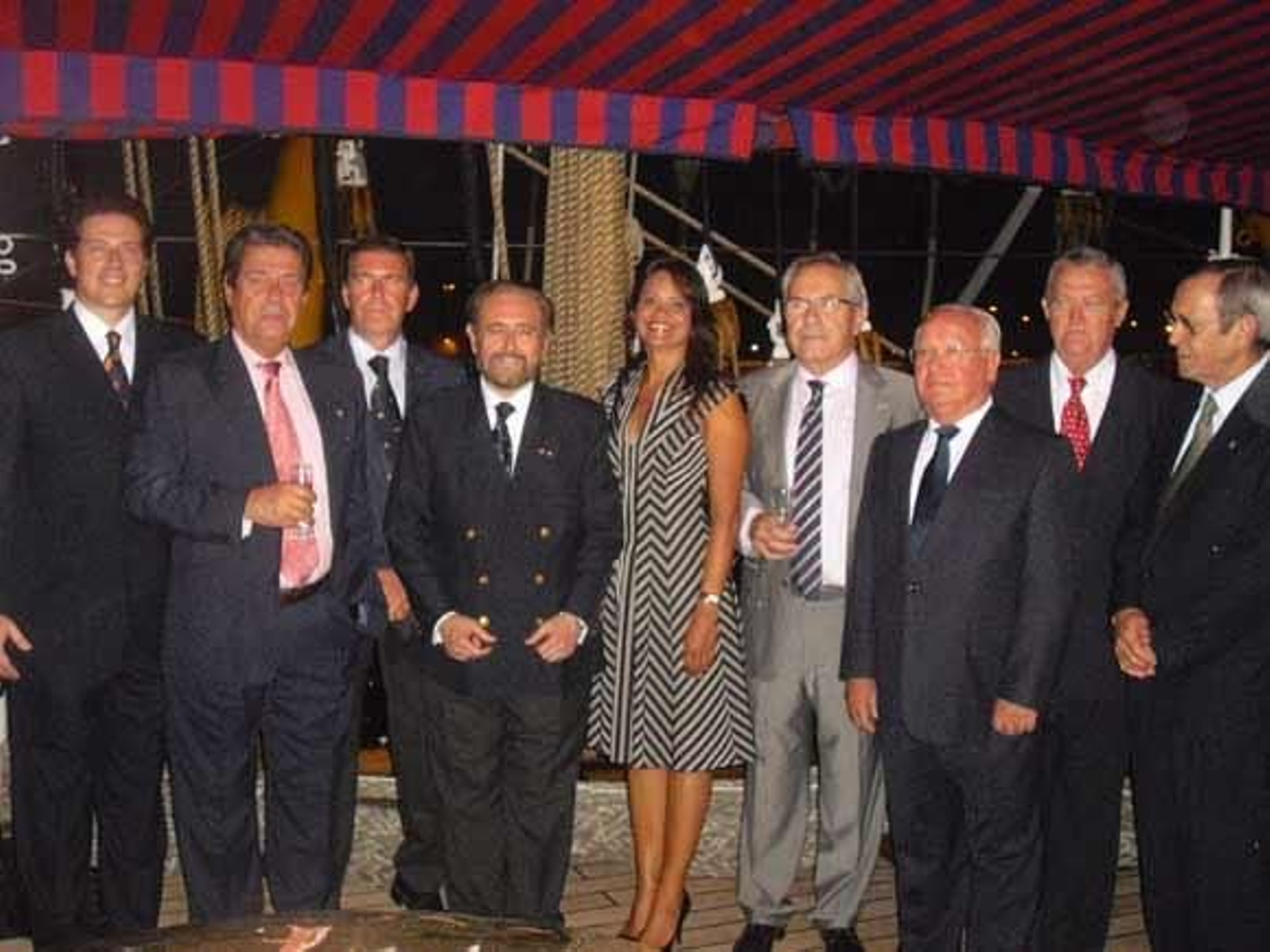 Los cónsules Roberto Echevarría, Humberto Urteaga, José Carlos Ruiz-Berdejo, Julio Azancott, Alejandra Gutierrez, Emilio Núñez, Fernando Lepiani, Federico Sahagún y Jorge Faure.

Foto: Gema Amil